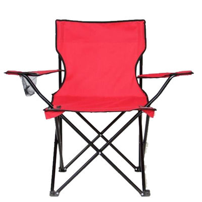 컵 홀더와 소풍 스포츠 가지고 다닐 수 있는 접힌 접이 의자를 잡는 야외 해변